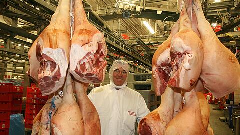 Der Kotelett-König: Clemens Tönnies in seiner Fleischfabrik in Rheda-Wiedenbrück. Für die Hackfleisch-Produktion dort interessiert sich derzeit das Landgericht Essen.
