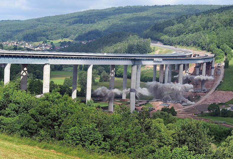 Die Sinntalbrücke wurde am Samstag gesprengt.