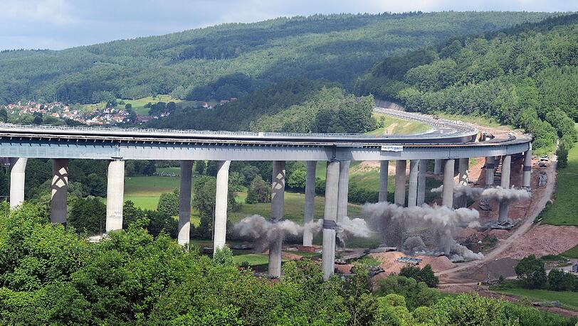 Die Sinntalbrücke wurde am Samstag gesprengt. Die Sinntalbrücke wurde am Samstag gesprengt.