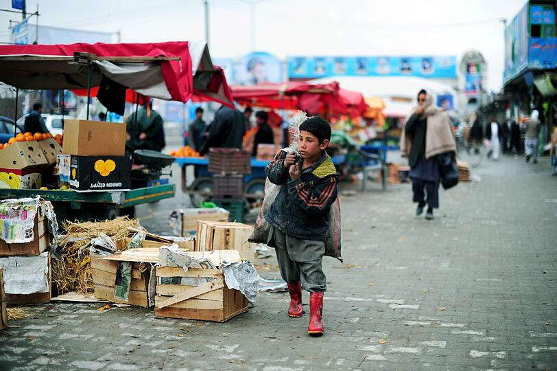 Ein fünfjähriger Junge sucht in Kabul nach Abfällen, die er zu Hause für ein Feuer verheizen kann. Afghanistan ist eines der ärmsten Länder der Welt. 70 Prozent der Bevölkerung ist unter 14 Jahren.