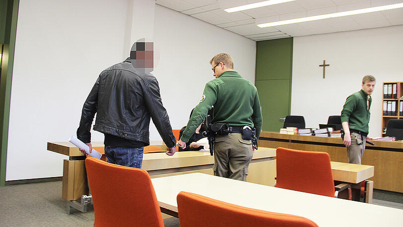 Der Angeklagte wird in den Gerichtssaal geführt. Der Angeklagte wird in den Gerichtssaal geführt.