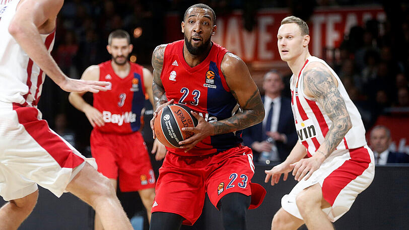 Derrick Williams (Mitte) war gemeinsam mit seinem FCBB-Teamkollegen Vladimir Lucic mit jeweils 15 Punkten beste Werfer der Partie.