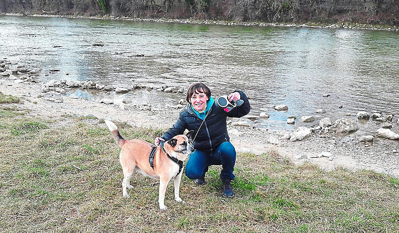 Simone T., hier mit ihrem Mischling Manu. Am See geht er an der Leine.