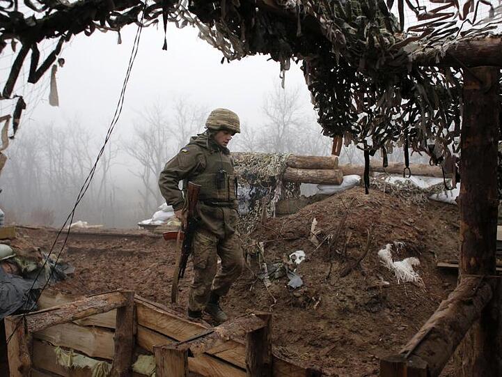 Ein ukrainischer Soldat bringt sich an der Frontlinie in der Region Donezk in Stellung.