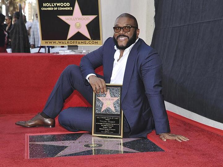 Tyler Perry strahlt auf dem Hollywood Walk of Fame.