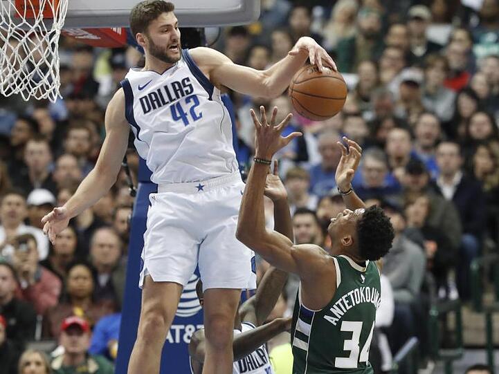 Maximilian Kleber (l) blockt Giannis Antetokounmpo von den Milwaukee Bucks. Dennoch verloren die Mavs.