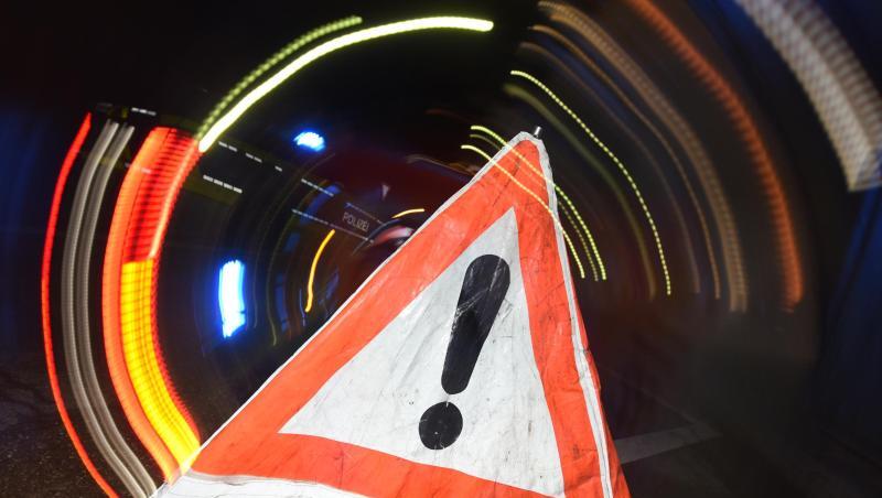 Ein Warndreieck mit dem Schriftzug "Unfall" steht vor einem Blaulicht auf der Straße. Foto: Patrick Seeger/dpa/Illustration Ein Warndreieck mit dem Schriftzug "Unfall" steht vor einem Blaulicht auf der Straße. Foto: Patrick Seeger/dpa/Illustration