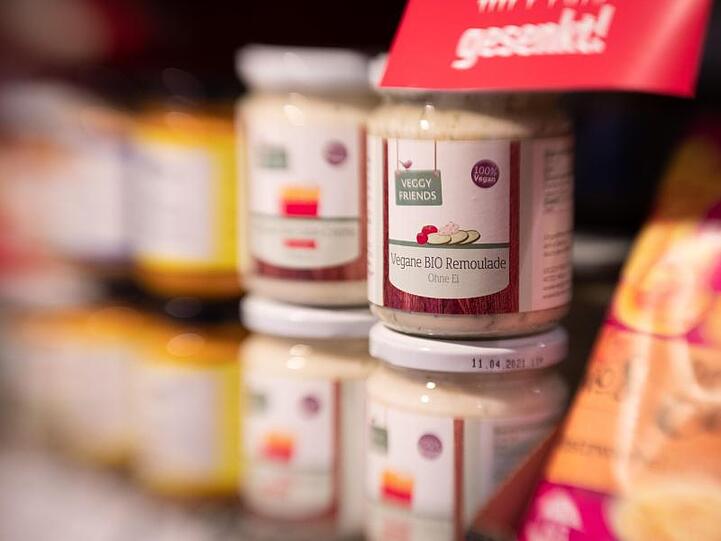 Produkte für Vegetarier bzw. Veganer stehen im Regal eines Lebensmittelhändlers. (Symbolbild).
