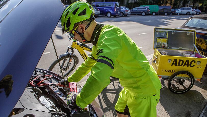 Die Auftragsübermittlung erfolgt wie beim Straßenwacht-Pkw über ein Tablet. Die Auftragsübermittlung erfolgt wie beim Straßenwacht-Pkw über ein Tablet.