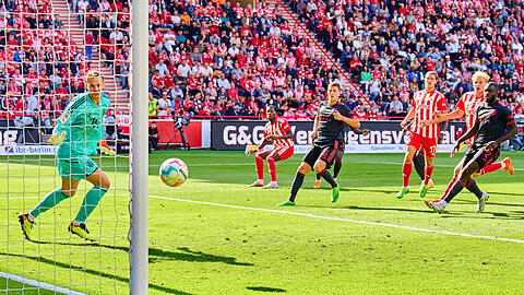 Sheraldo Becker (hinten) bringt Union Berlin mit 1:0 in Führung: Am 3. September kam der FC Bayern im Stadion an der Alten Försterei nicht über ein 1:1 hinaus.