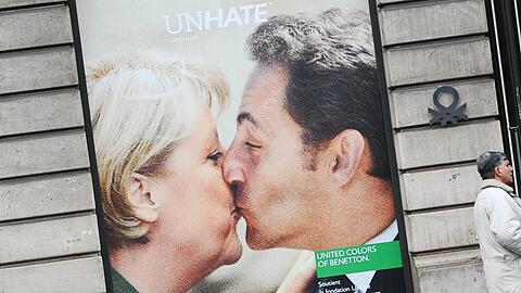 Benetton warb vor einigen Jahren mit Kussfotos von zahlreichen Prominenten. Hier abgebildet: Angela Merkel und Nicolas Sarkozy.