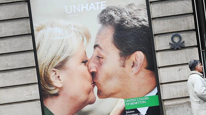 Benetton warb vor einigen Jahren mit Kussfotos von zahlreichen Prominenten. Hier abgebildet: Angela Merkel und Nicolas Sarkozy.