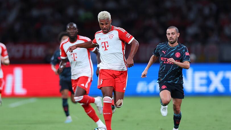 Serge Gnabry muss beim FC Bayern zur Zeit als Angreifer im Zentrum ran, eine Position, die ihm nur bedingt gefällt und die in Zukunft möglichst Harry Kane einnehmen soll.
