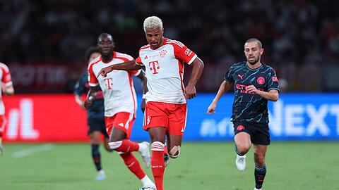 Serge Gnabry muss beim FC Bayern zur Zeit als Angreifer im Zentrum ran, eine Position, die ihm nur bedingt gefällt und die in Zukunft möglichst Harry Kane einnehmen soll.