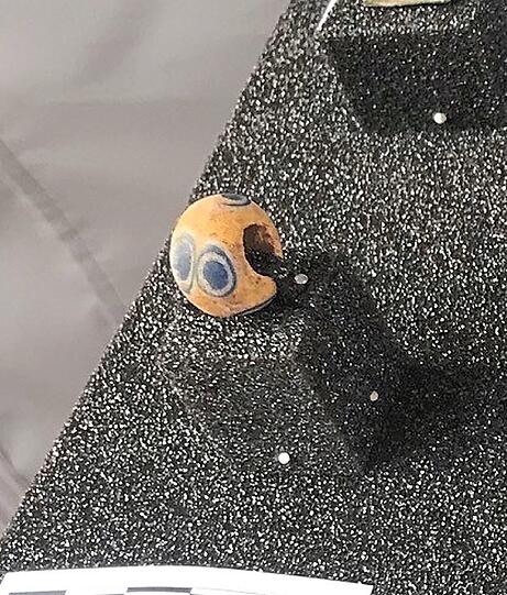 Diese Schichtaugen-Glasperle ist als Schmuck getragen worden.  iko
