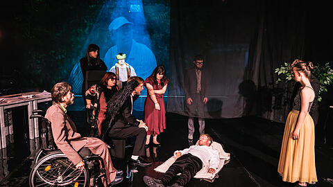 Die Darsteller des Berliner RambaZamba-Ensembles in Leander Haußmanns Inszenierung "Läuft!". Am Boden der Schauspieler Samuel Koch. Er verletzte sich 2010 bei "Wetten, dass" schwer und ist seitdem querschnittsgelähmt.