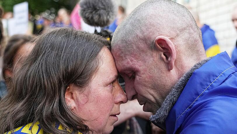 EIn Austausch von Gefangenen führt oft zu bewegenden Momenten - wie hier zwischen einem Ukrainer und seiner Frau in der Region Tschernihiw.