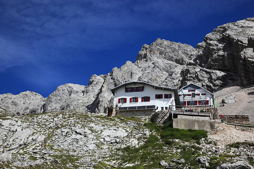 Die Knorrh&uuml;tte des Deutschen Alpenvereins im Wettersteingebirge am Zugspitzplatt.