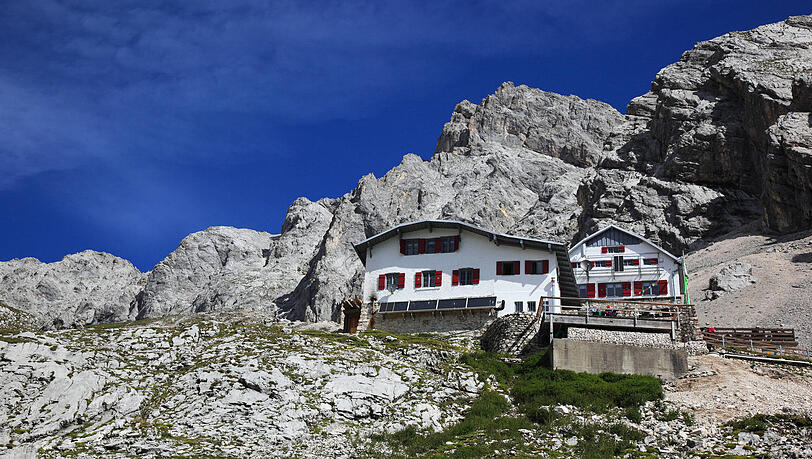 Die Knorrh&uuml;tte des Deutschen Alpenvereins im Wettersteingebirge am Zugspitzplatt.