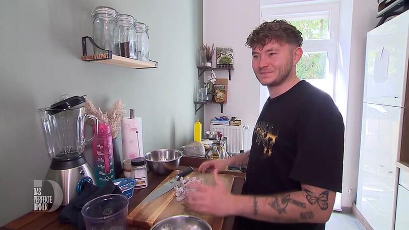 Sieht nicht so aus, aber ist Finanzbeamter: Jannik (28) aus Berlin liebt Kaffee und gutes Essen.