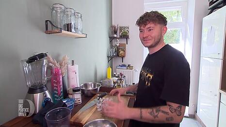 Sieht nicht so aus, aber ist Finanzbeamter: Jannik (28) aus Berlin liebt Kaffee und gutes Essen.