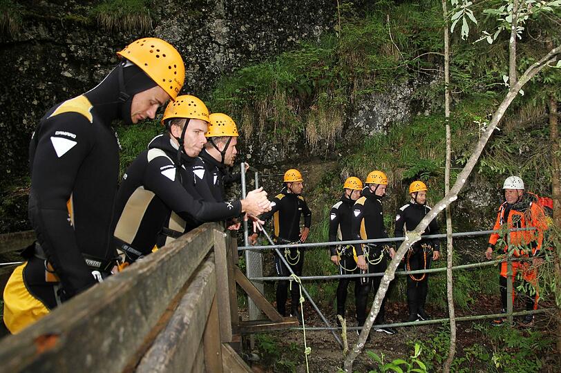 Die Löwen beim Team-Building: Beim Trainingslager in Bad Häring stand am Freitag Canyoning auf dem Programm. Die Bilder aus den Schluchten!