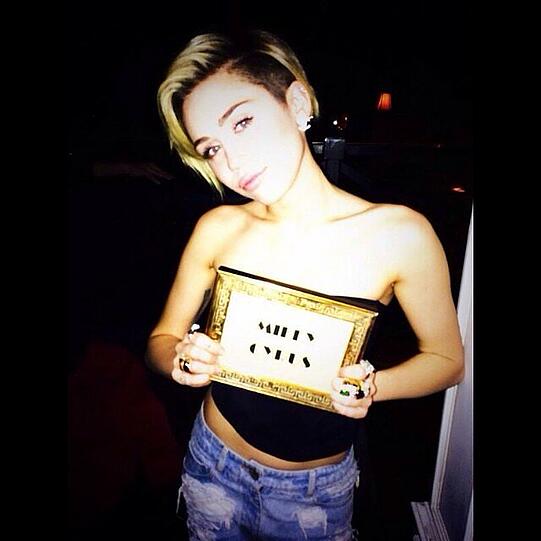 Auf das Namensschild kann Miley Cyrus getrost verzichten - die meisten Menschen kennen die Skandal-Nudel sowieso...