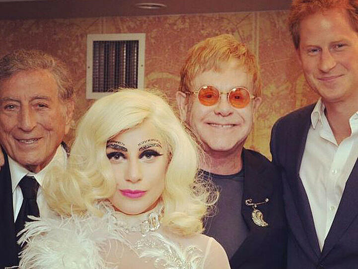 Ein Charity-Event macht es möglich: Tony Bennett, Lady Gaga, Elton John und Prinz Harry zusammen auf einem Foto