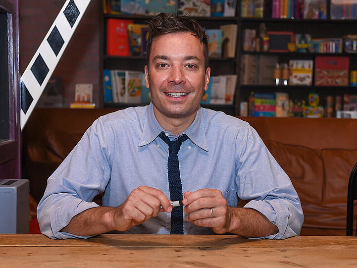 Noch alle Finger und der Ring dran: Jimmy Fallon bei einer Lesung im Juni