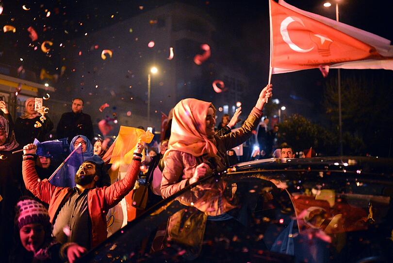 AKP-Anhänger freuen sich über den Wahlsieg ihrer Partei.