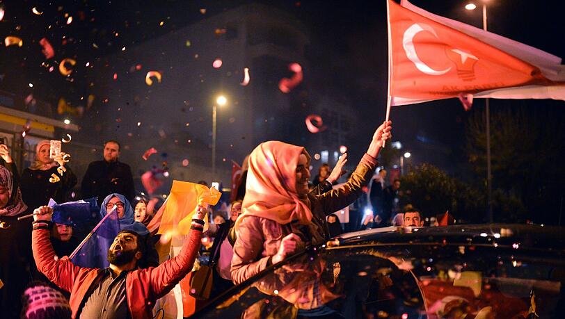AKP-Anhänger freuen sich über den Wahlsieg ihrer Partei. AKP-Anhänger freuen sich über den Wahlsieg ihrer Partei.