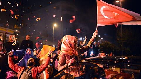 AKP-Anhänger freuen sich über den Wahlsieg ihrer Partei.