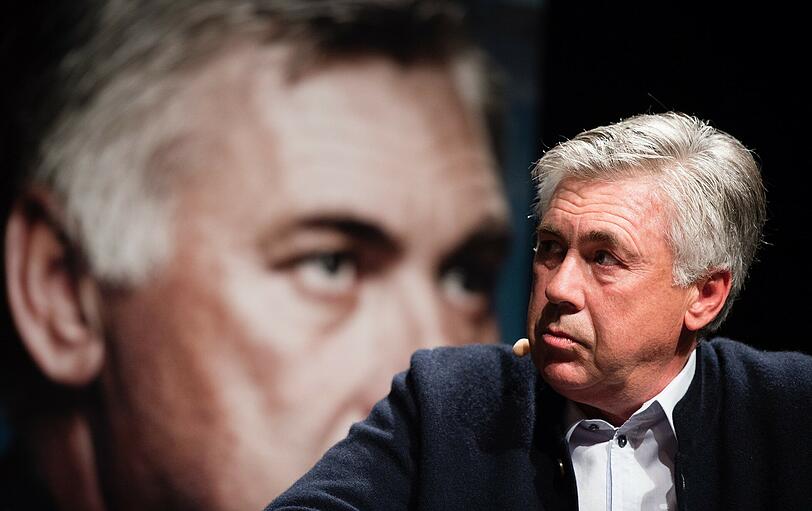 Im launigen Gespräch mit einem Sportjournalisten präsentiert Carlo Ancelotti am Montagabend seine Autobiografie in München.