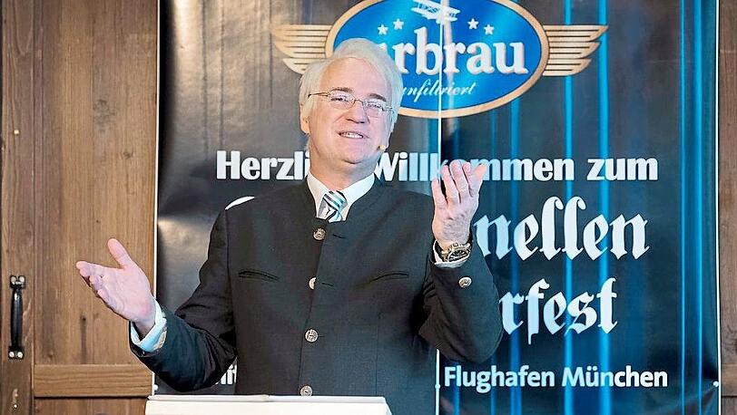 Kabarettist Wolfgang Krebs derbleckt als Edmund Stoiber beim Starkbieranstich von Airbräu am Flughafen.