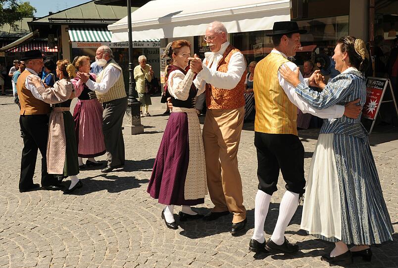 Impressionen vom  dritten Brunnenfest am Viktualienmarkt: Viel Musik, alte Kostüme, ein Tänzchen in Ehren und staunende Besucher.
