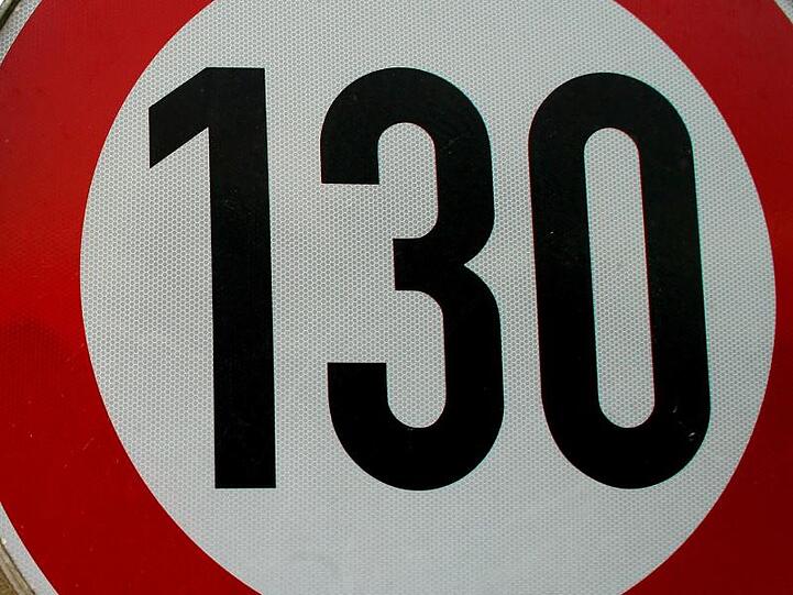 Tempo-130-Schild auf der Autobahn A 10 am nördlichen Berliner Ring.