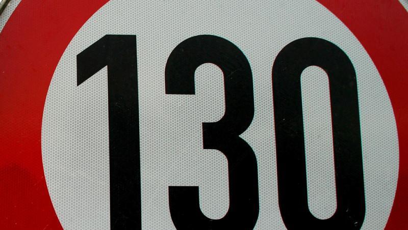 Tempo-130-Schild auf der Autobahn A 10 am nördlichen Berliner Ring.