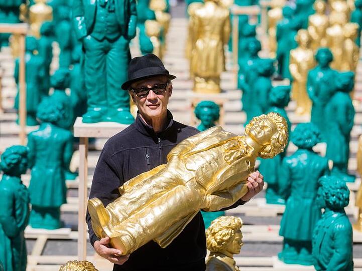 Ottmar Hörl inmitten seiner Beethoven-Statuen. Foto: Rolf Vennenbernd/dpa/Archivbild