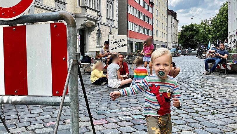 Nur beim Eröffnungsfest zur Sommerstraße in der Blutenburgstraße war die Straße ganz gesperrt – da konnten Kinder draußen spielen. Aber mit Slalomverkehr? Zu gefährlich.