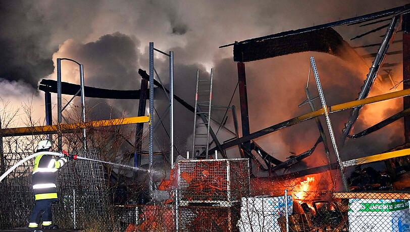 Stundenlang kämpften knapp 15 Feuerwehren aus den Landkreisen Rosenheim, München und Miesbach gegen einen Großbrand im Gewerbegebiet.
