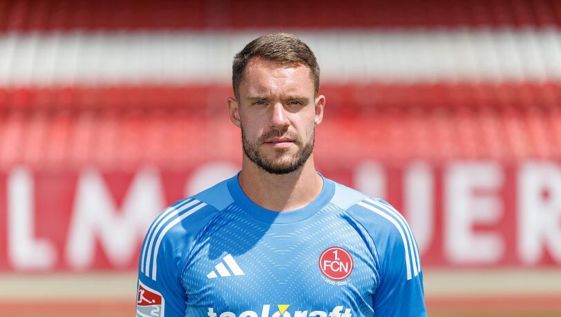 Christian Mathenia kassiert zwei Treffer