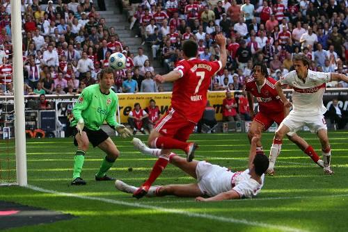 Ließ VfB-Keeper Lehmann beim 1:0 für Bayern keine Chance: Frank Ribéry (7).
