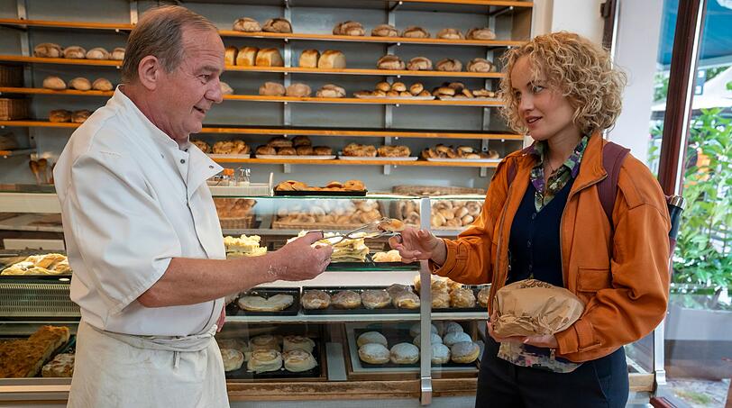 Bei Bäckermeister Dieter Seidel (Uwe Preuss) kaufte Lisa Liebling (Luise von Finckh) schon mit ihrem Opa Robert ein. Sein Azubi möchte mit ihrer Hilfe auf eine Gewinnbeteiligung klagen. Bei Bäckermeister Dieter Seidel (Uwe Preuss) kaufte Lisa Liebling (Luise von Finckh) schon mit ihrem Opa Robert ein. Sein Azubi möchte mit ihrer Hilfe auf eine Gewinnbeteiligung klagen.