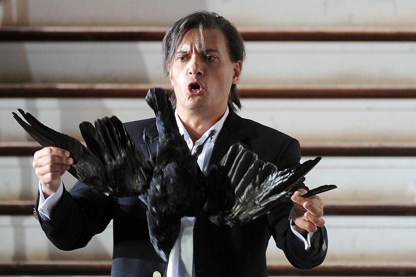 Die Oper "Le nozze di figaro" (zu deutsch "Figaros Hochzeit") ist von Wolfgang Amadeus Mozart. Sie wurde zum ersten Mal am 1. Mai 1786 im Wiener Burgtheater aufgeführt.