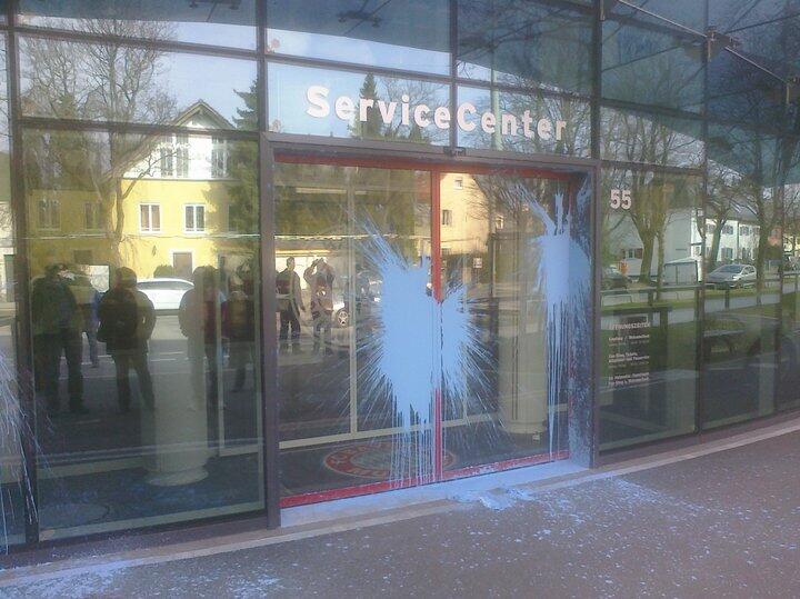 Die Stimmung kippt bei den Löwen-Fans: Ein Beutel mit blauer Farbe wird auf das Service-Center des FC Bayern in der Säbener Straße geworfen.
