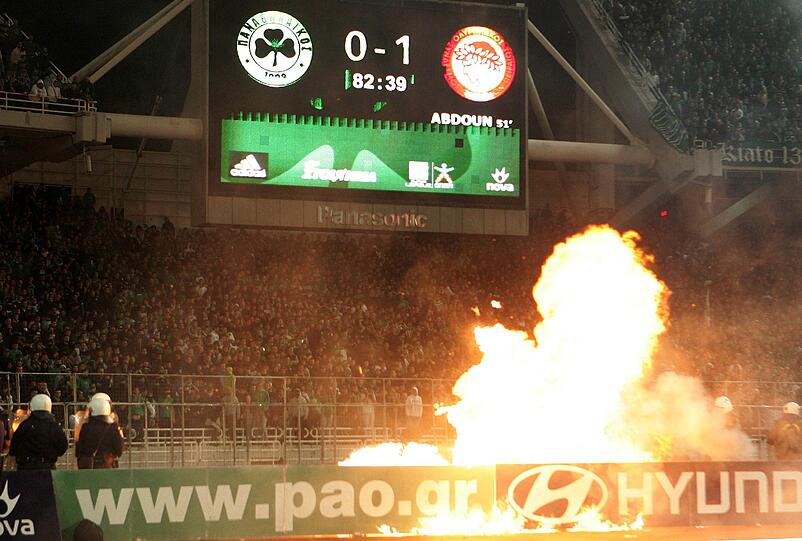Schwere Aussreitungen in Athen: Im Duell zwischen Panathinaikos und Olympiakos geriet der Fußball zur Nebensache. Chaoten ließen es im Athener Stadion brennen, es gab viele Verletzte. Das Spiel wurde abgebrochen. Die Bilder
