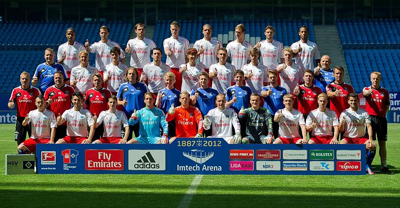Das Mannschaftsfoto des Hamburger SV: Oberste Reihe (l-r).: Michael Mancienne, Dennis Diekmeier, Heiko Westermann, Marcell Jansen, Jaffrey Bruma, Matti Steinmann, Markus Berg, Dennis Aogo. (2. Reihe von oben l-r) Miroslav Zadach (Zeugwart), Per Skjelbred, Christian Norgaard, Gojko Kacar, Heung-Min Son, Robert Tesche, Jacopo Sala, Janek Sternberg, Mario Mosa (Zeugwart). (2. Reihe von unten l-r) Thorsten Fink (Cheftrainer), Ratrick Rahmen (Co-Trainer), Frank Heinemann (Co-Trainer), Dr. Philip Carala (Mannschaftsarzt), Stefan Kliche (Physiotherapeut), Annick Bernhard ( Physiotherapeutin), Mario Reicherz, Benjamin Ehrhorn (Physiotherapeut), Ronny Teuber (Torwarttrainer), Nikola Vidovic (Fitness-Trainer), Markus Günther (Reha-Trainer). (vordere Reihe l-r) Zhi Gin Lam, Tolgay Arslan, Ivi Ilicevic, Rene Adler, Sven Neuhaus, Jaroslav Drobny, Tom Mickel, Artjoms Rudnevs, Maximilian Beister und Tomas Rincon.