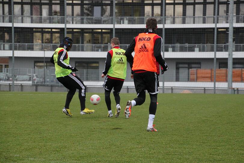 Passtraining der verbliebenen zwölf Feldspieler.