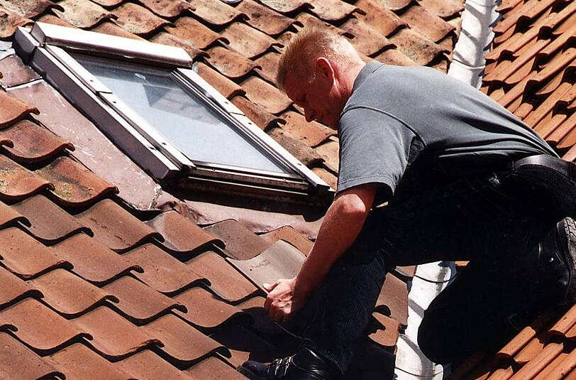 Ein Dachdecker bei der Arbeit. Für ihn aber auch alle anderen Arbeitnehmer lautet die Frage: Wie lange kann ich oder muss ich noch arbeiten?