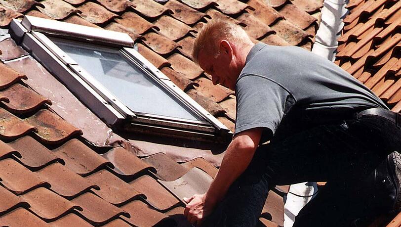 Ein Dachdecker bei der Arbeit. Für ihn aber auch alle anderen Arbeitnehmer lautet die Frage: Wie lange kann ich oder muss ich noch arbeiten?
